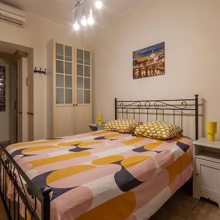 Guesthost - San Giovanni Comfy Flat * Róma