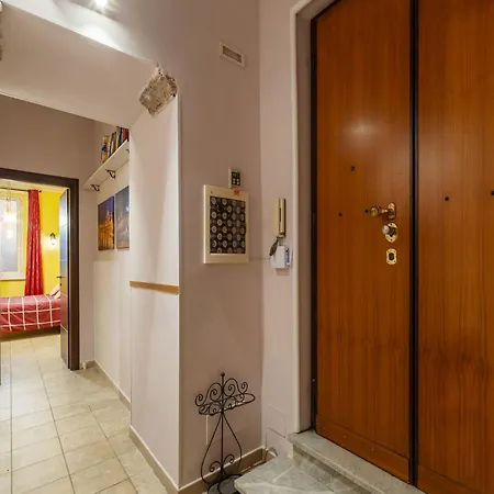 Guesthost - San Giovanni Comfy Flat Lägenhet Rom