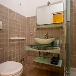 Guesthost - San Giovanni Comfy Flat * Rome