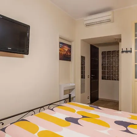 Guesthost - San Giovanni Comfy Flat Apartment Rome