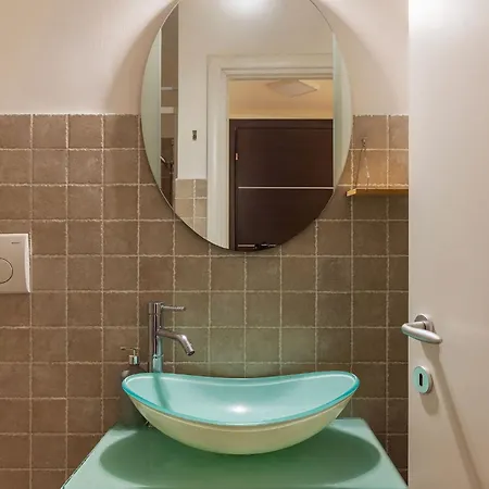 Guesthost - San Giovanni Comfy Flat * Rome