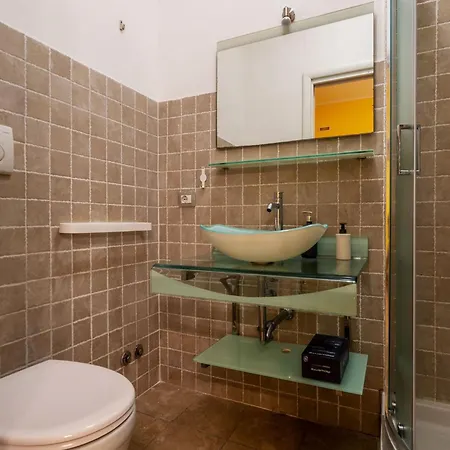Guesthost - San Giovanni Comfy Flat * Rome