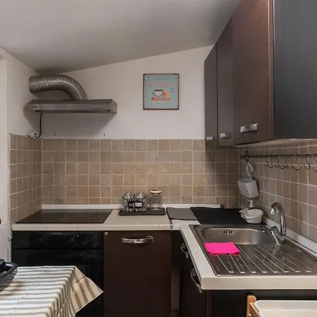 Guesthost - San Giovanni Comfy Flat Apartment *