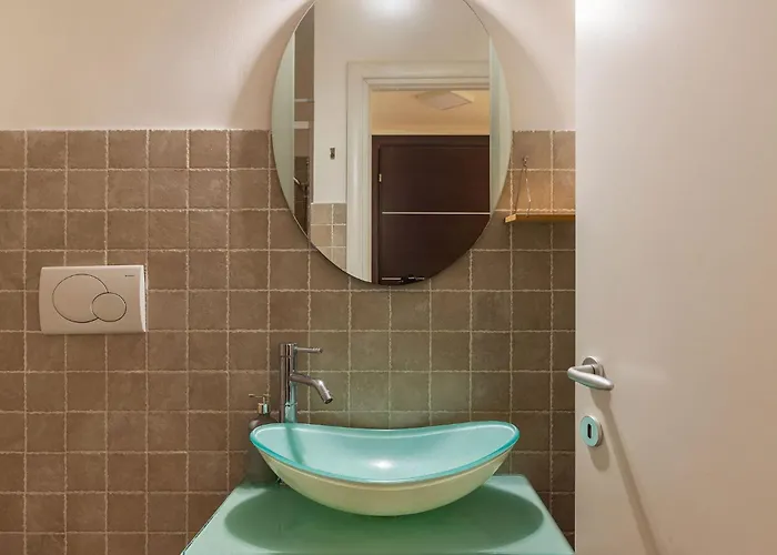 Guesthost - San Giovanni Comfy Flat * רומא