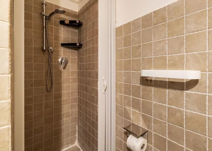 Guesthost - San Giovanni Comfy Flat * רומא